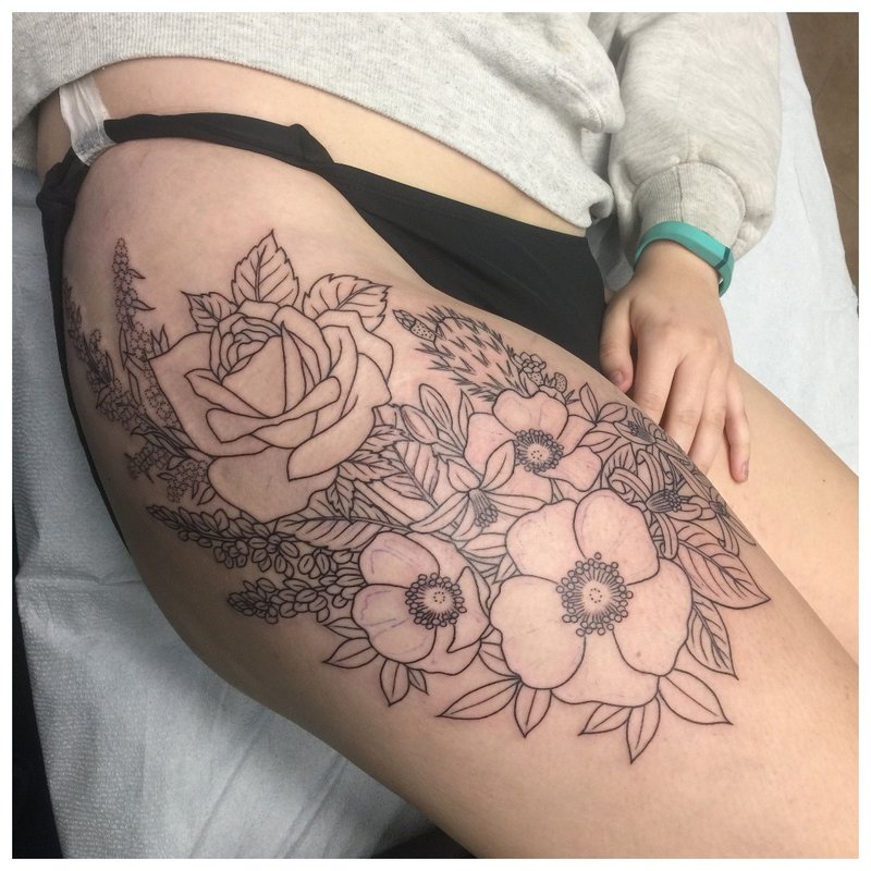 Volumetrisk tatovering på hoften til en jente