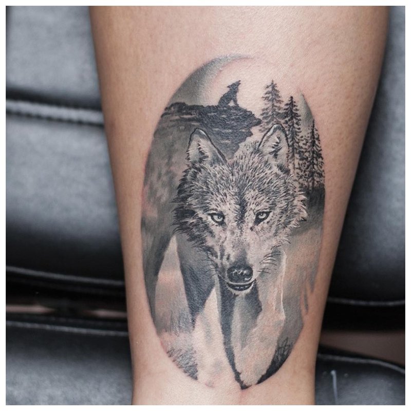 Tatuaje de lup pe vițelul unui bărbat