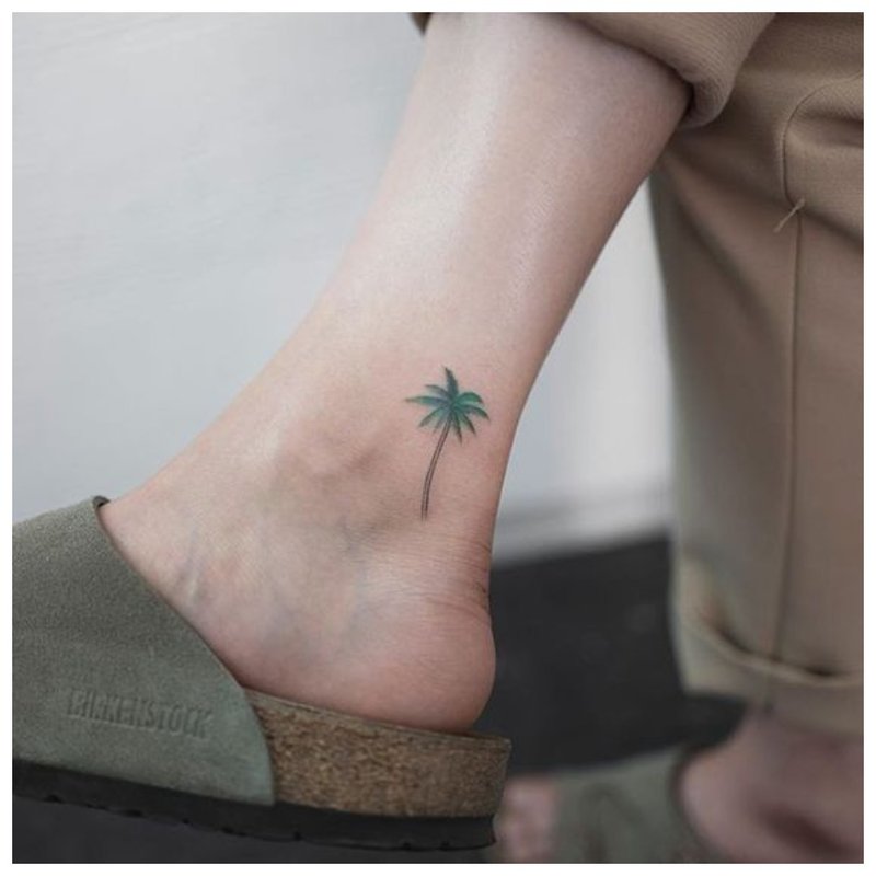 Arbre tatoué sur la jambe