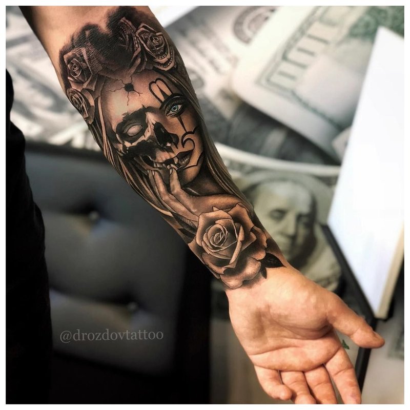 Tatouage d'une fille sur l'avant-bras d'un homme