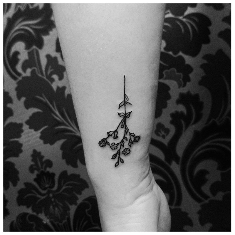 Ryddig blomst - tatovering på håndleddet