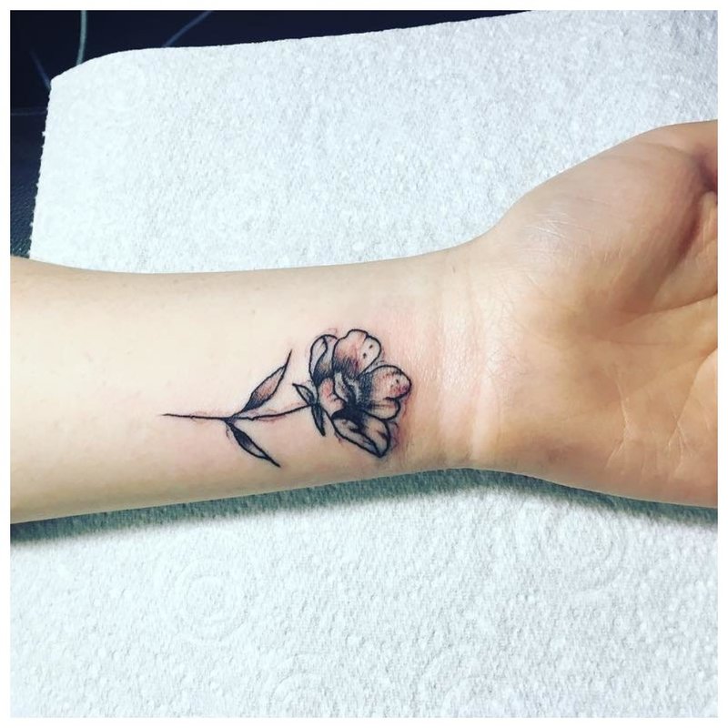 Tatuaj floral la încheietura mâinii