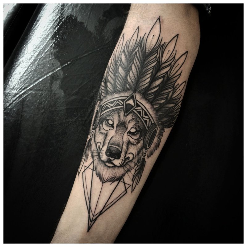 Tatuaj neobișnuit de lup pe brațul unui bărbat