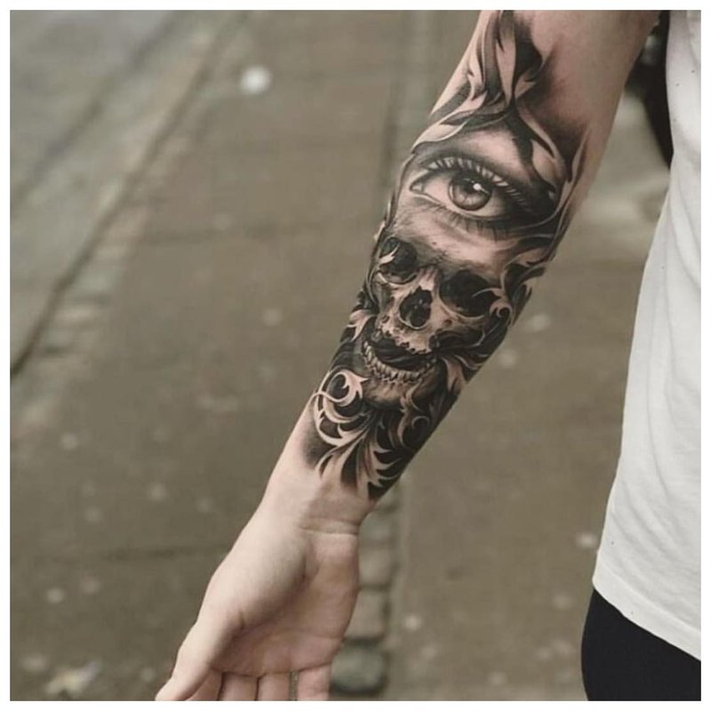 Tatouage sur l'avant-bras d'un homme