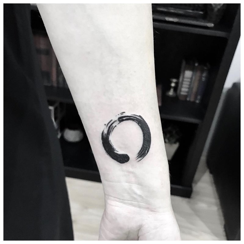Skilt symbol for tatovering på håndleddet.