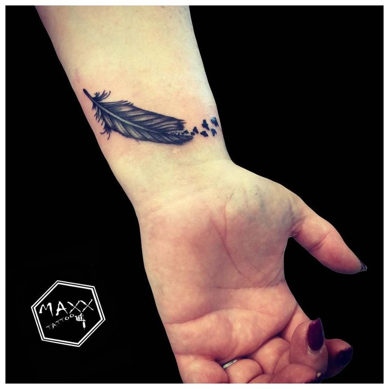 Tatuaje cu pene și păsări