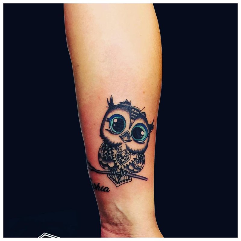 Owl 3D - tatuaj pe încheietura unei fete