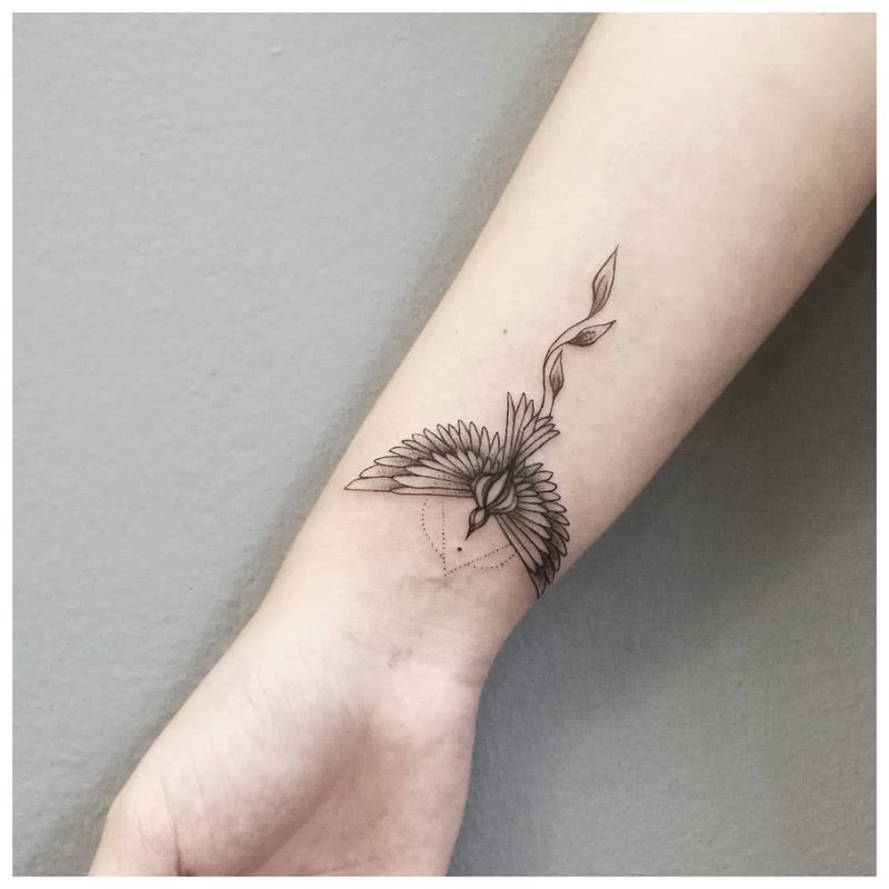 Tatuaj animal pe brațul unei fete