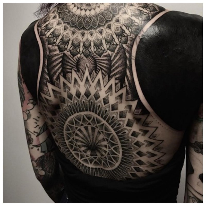 „Blackwork“ tatuiruotė ant nugaros