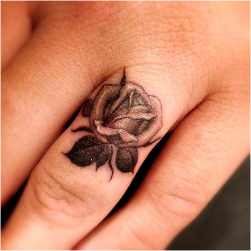Rose tatouée au doigt