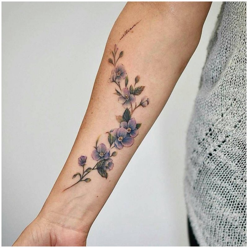 Tatouage de fleurs soigné sur le bras
