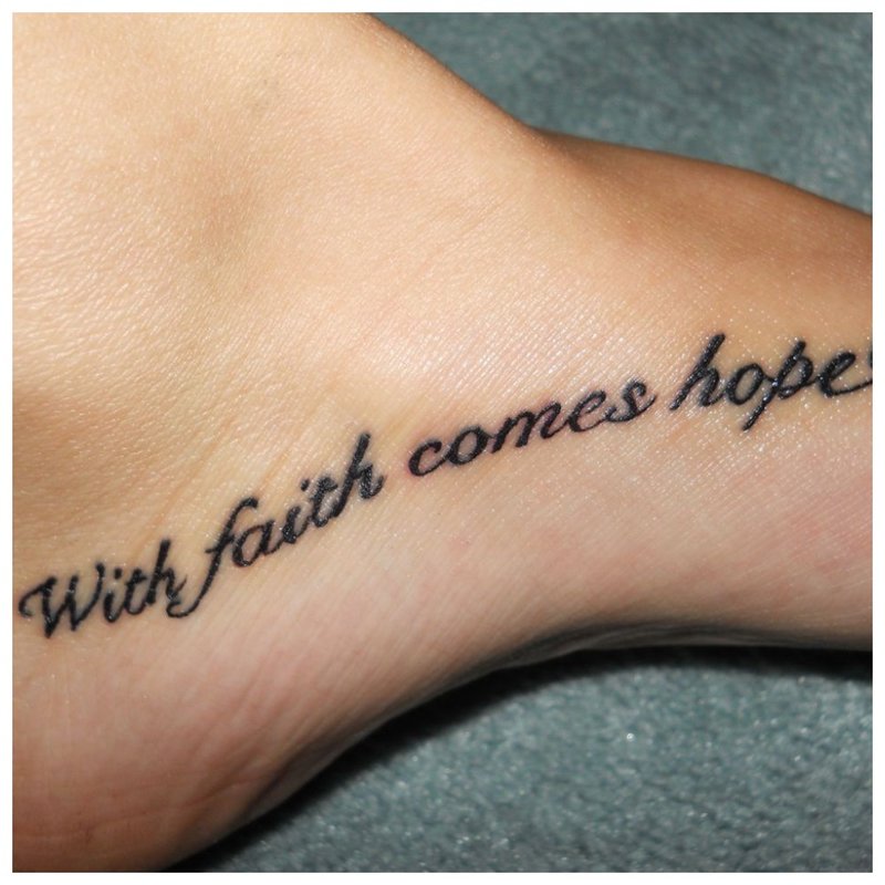 Belle inscription de tatouage sur la jambe
