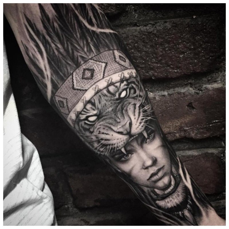 Tatouage lumineux sur le bras d’un homme