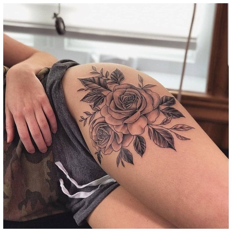 Duży kwiat - tatuaż dziewczynki na biodrze