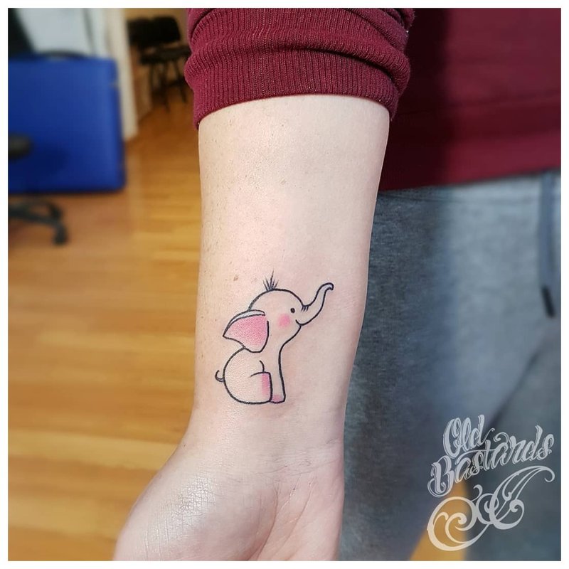 Tatuaj animal pe brațul unei fete