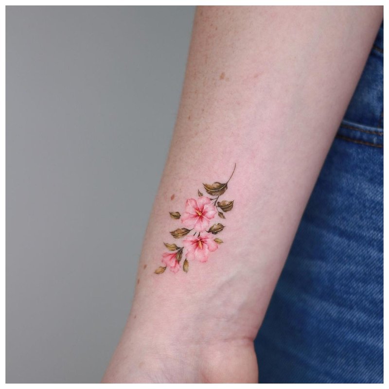 Tatuaj floral la încheietura mâinii