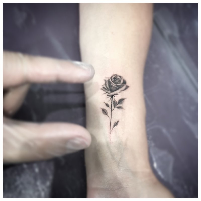 Liten blomst - en skånsom tatovering på håndleddet