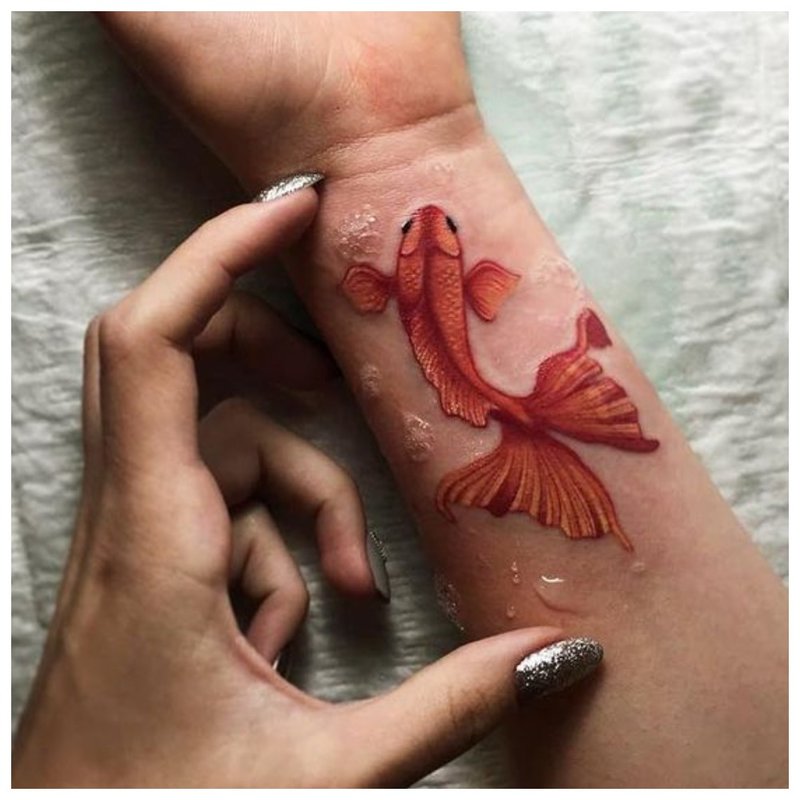 Pește - tatuaj la încheietura mâinii
