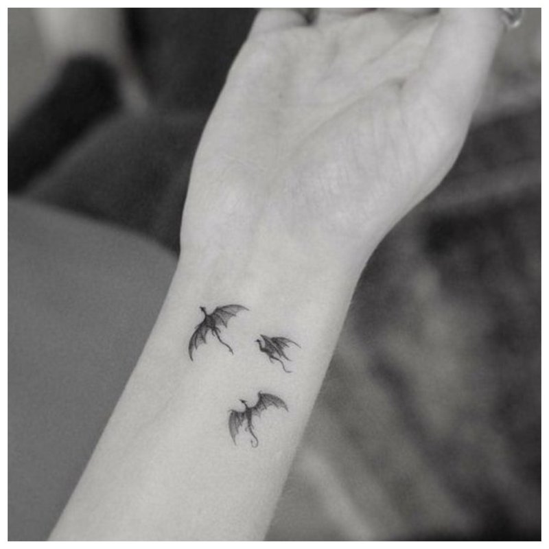 Păsări - tatuaj la încheietură