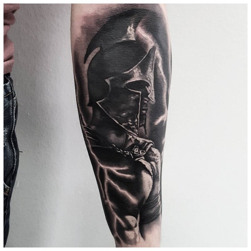Tatouage sur l'avant-bras d'un homme