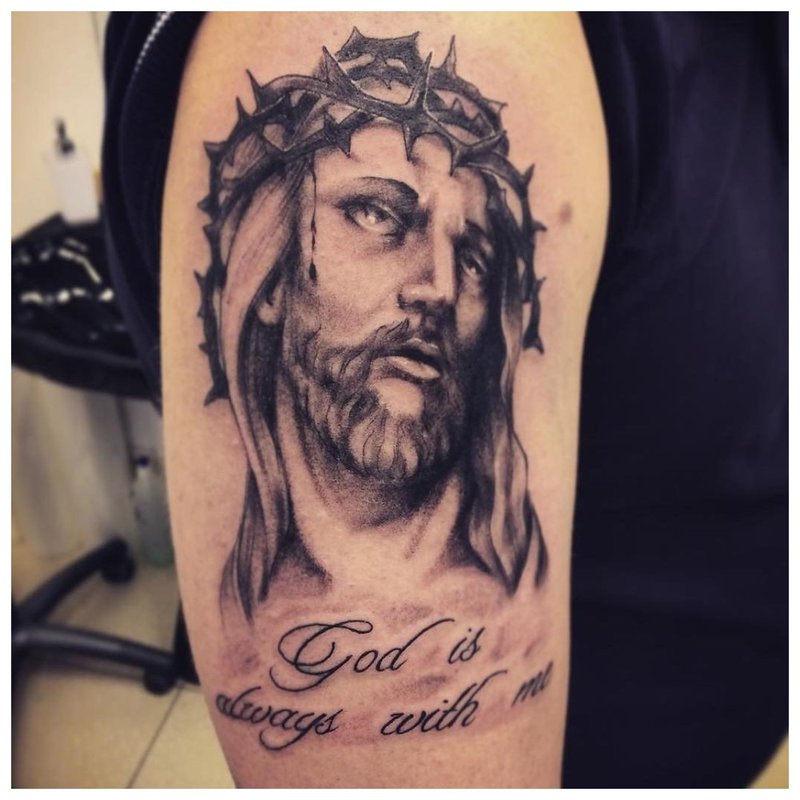 Inscription de tatouage avec un portrait de Jésus