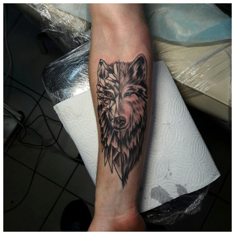 Tatuajul original al unui lup pe brațul unui bărbat