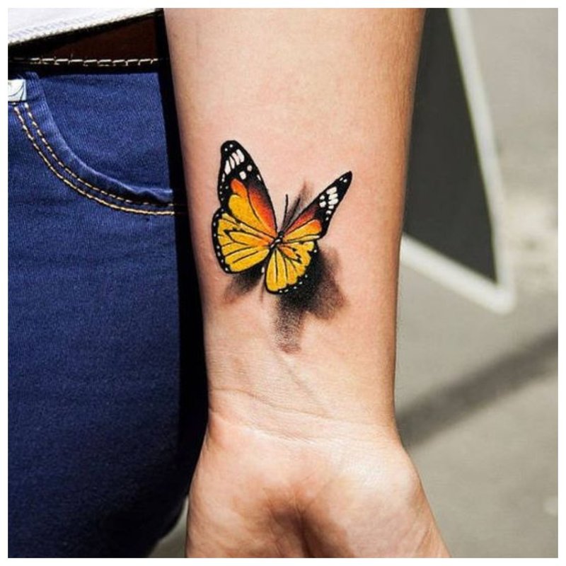 Fluture - tatuaj pe încheietura unei fete