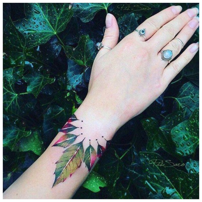 Tatuaj mare cu braț de flori