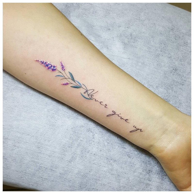Inscripția tatuajului de flori