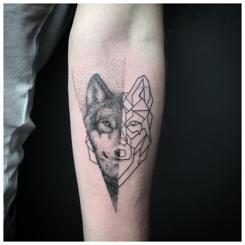 Tatuaj de lup în stil mixt pentru mâna unui bărbat