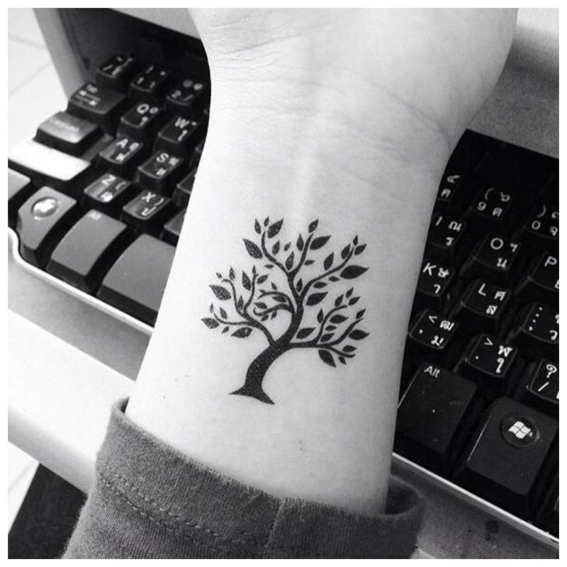 Tatuaj de copac la încheietura mâinii