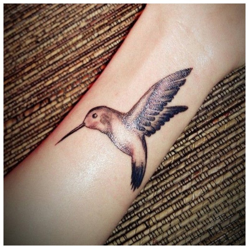 Liten fugl - tatovering på håndleddet til en jente