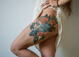Piękny tatuaż na biodrze
