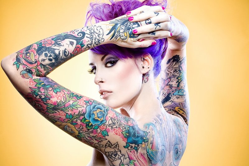 Mergaitė su spalvotomis tatuiruotėmis
