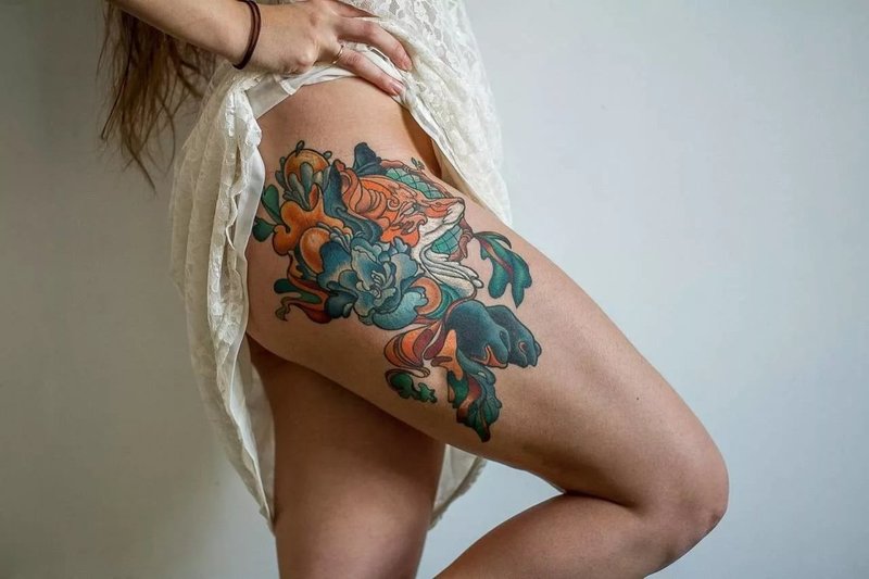 Tatouage coloré sur la hanche d'une fille