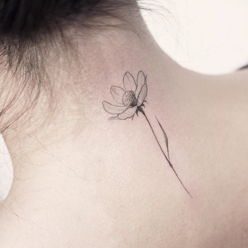 Moteriška tatuiruotė ant kaklo galo