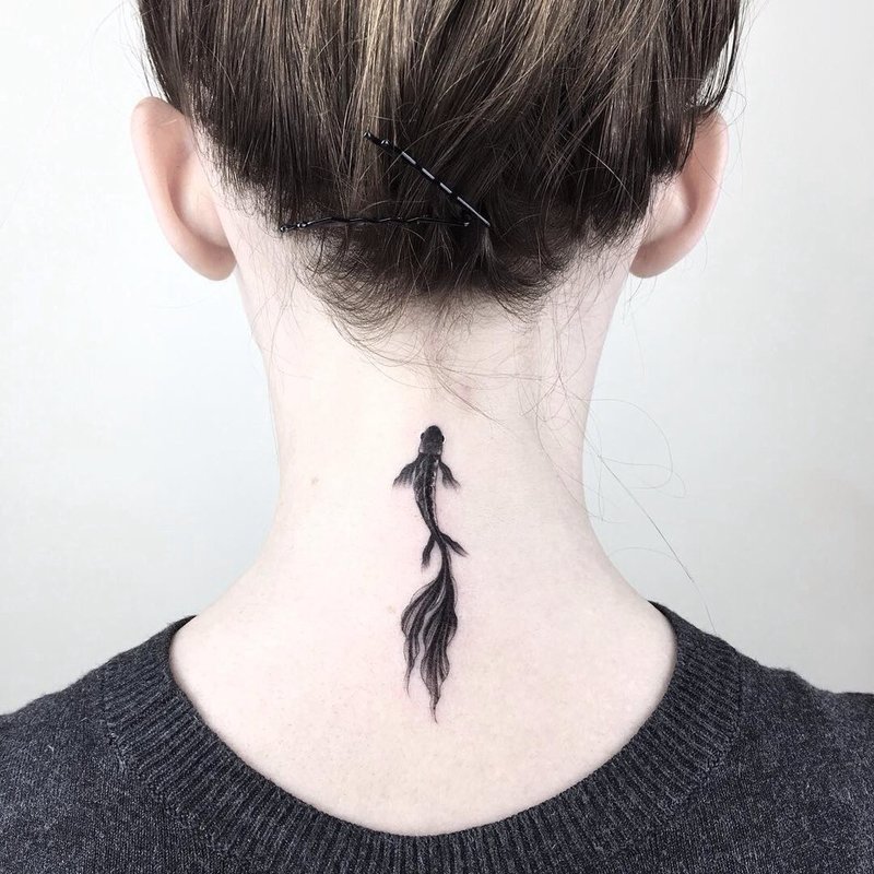 Tatuiruotė ant kaklo merginos gale