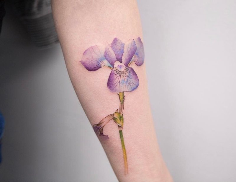 Akvarelės gėlių tatuiruotė ant dilbio