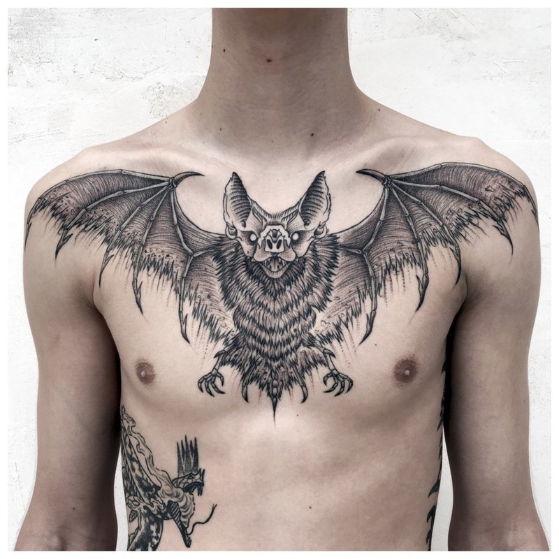 Gyvūnų tematikos tatuiruotės vyras ant krūtinės