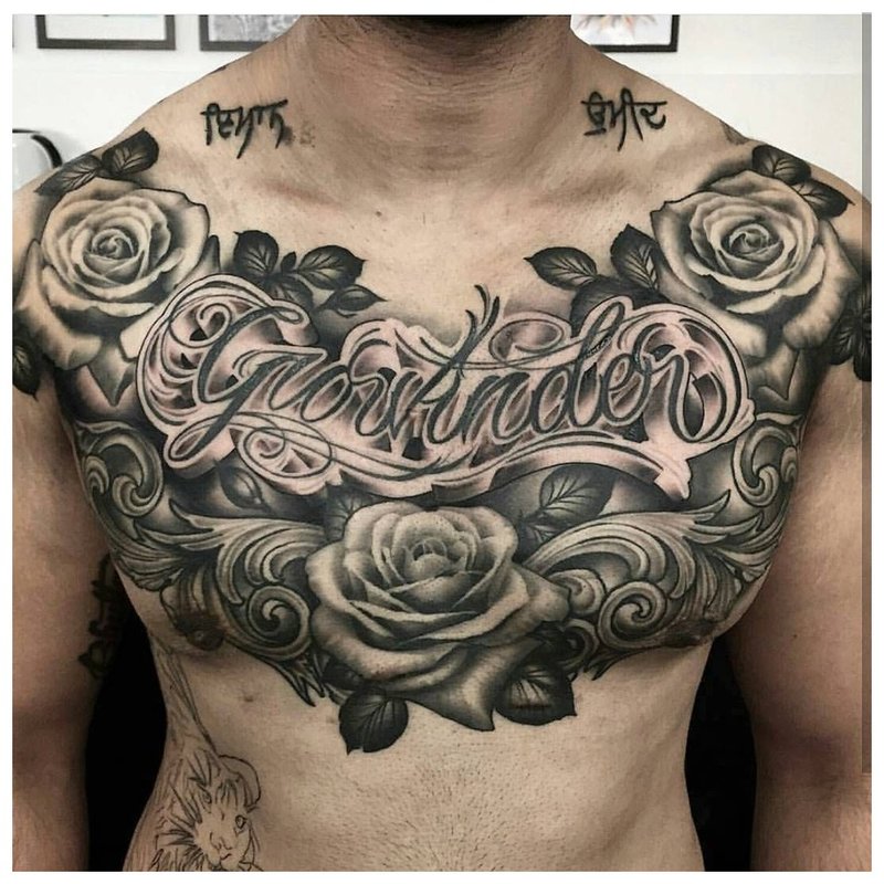 Tatouage thème fleur sur la poitrine d'un homme