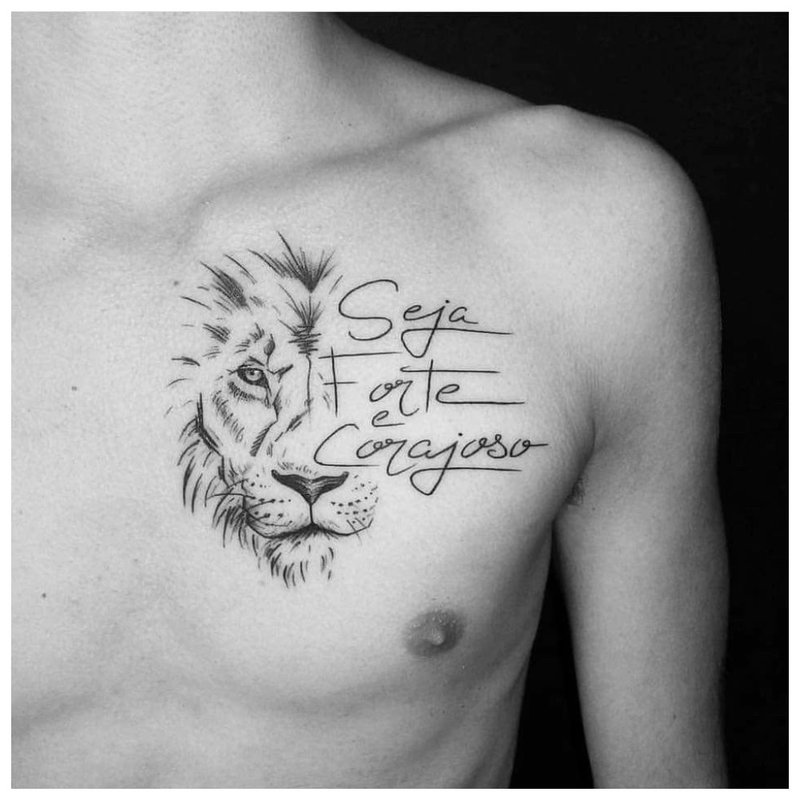 Inscription de tatouage sur la poitrine d'un homme