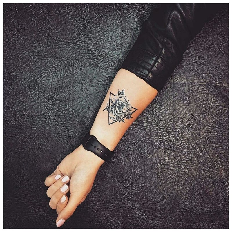 Trikampio gėlių tatuiruotė