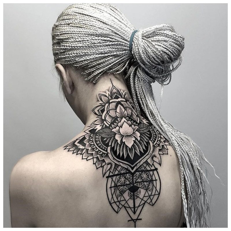Grand tatouage sur le cou de la fille