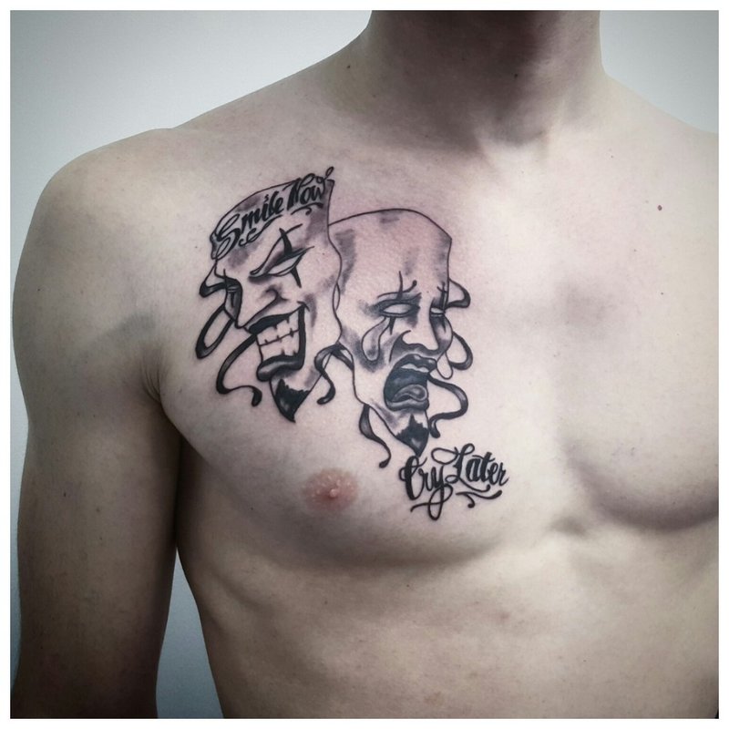 Neįprasta tatuiruotė ant vyro krūtinės