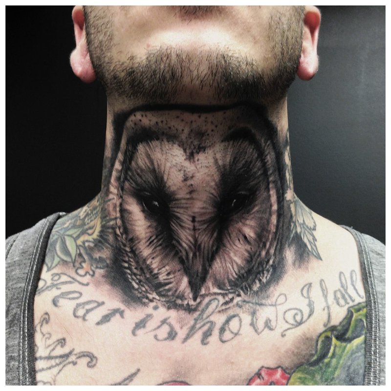 Pelėdos tatuiruotė ant kaklo priešais vyrą