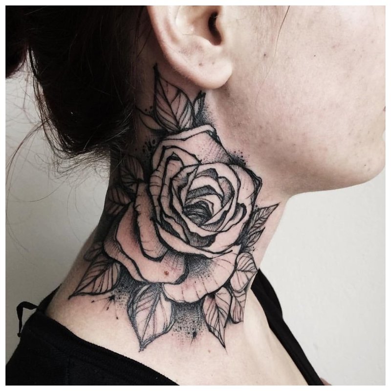 Tatuiruotė mergaitei su rože per visą kaklą