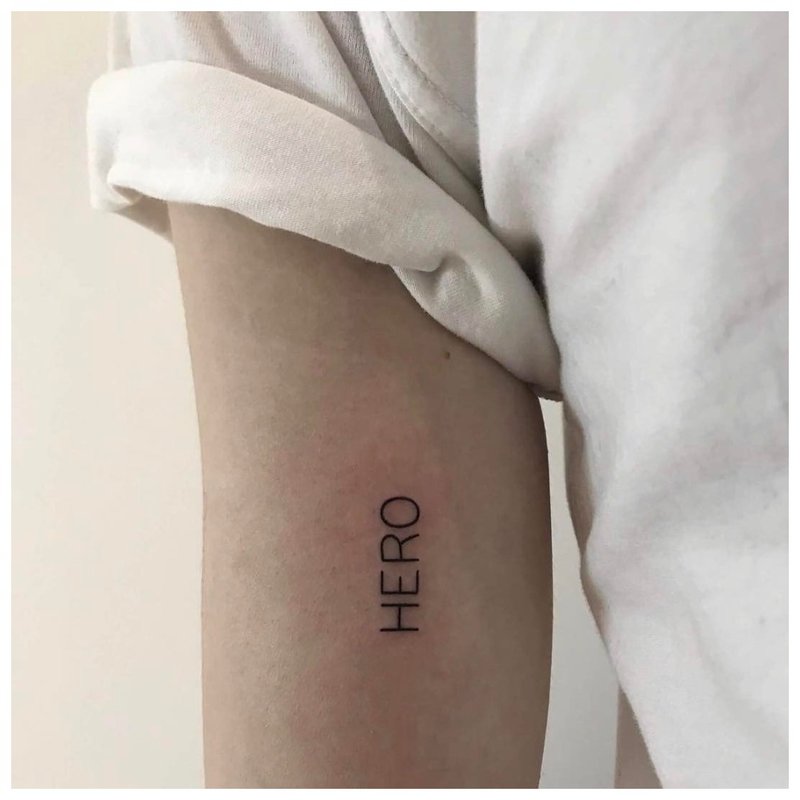 Mini inscription de tatouage Hero