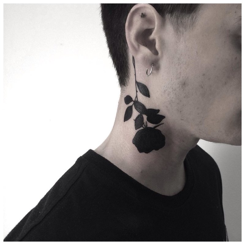 Juodoji rožė - tatuiruotė ant vyro kaklo