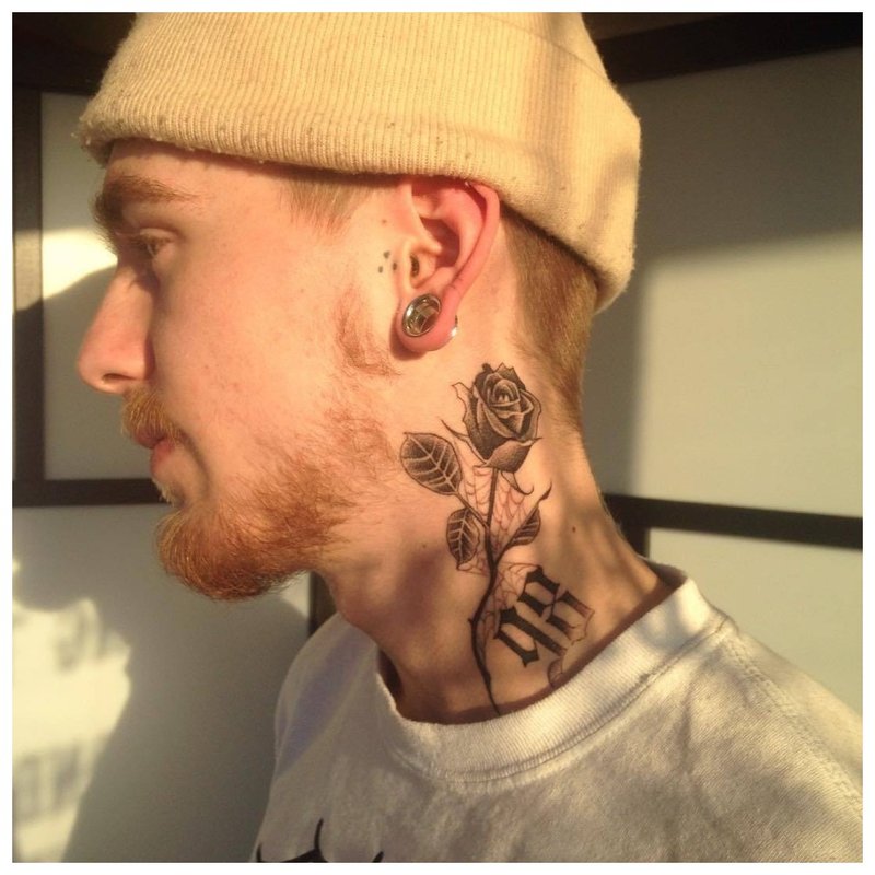 Tatuiruotė ant vyro kaklo