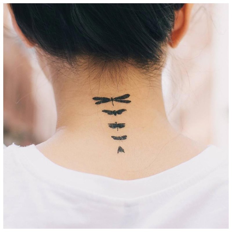 Graži tatuiruotė ant merginos nugaros